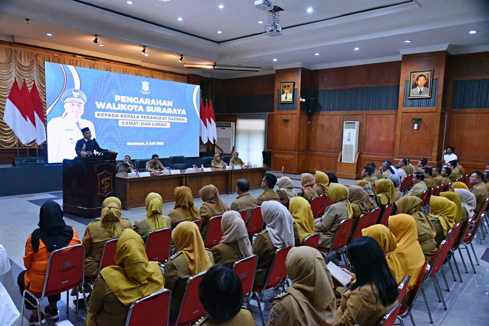 Wali Kota Eri Cahyadi saat memberikan arahan kepada lurah, camat serta seluruh Kepala Perangkat Daerah (PD) di lingkungan Pemkot Surabaya, Senin (3/7/2023). 