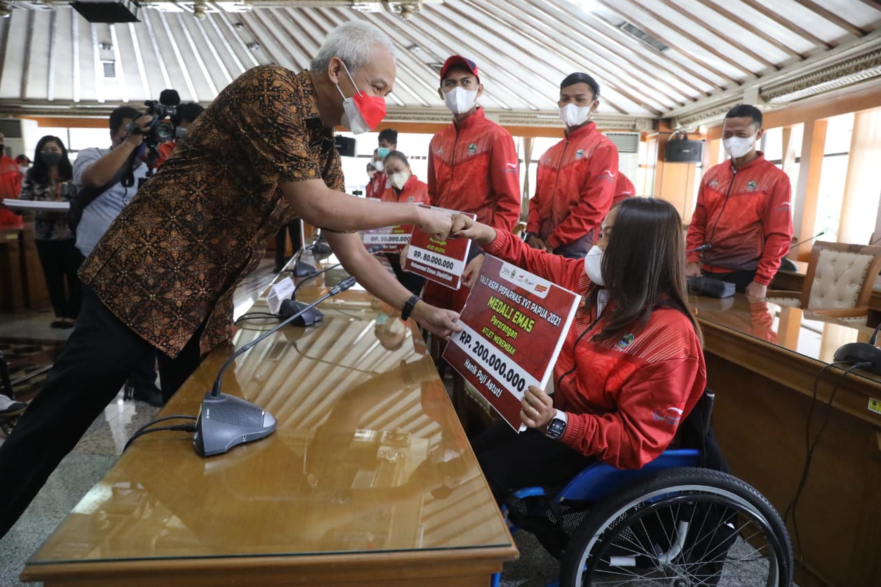 Gubernur Jawa Tengah Ganjar Pranowo serius memperhatikan masa depan atlet di Jawa Tengah, khususnya bagi mereka yang memiliki bakat dan berprestasi. Termasuk, penyerahan tali asih sebagai penghargaan kepada atlet difabel dan pelatih yang sukses menyabet m