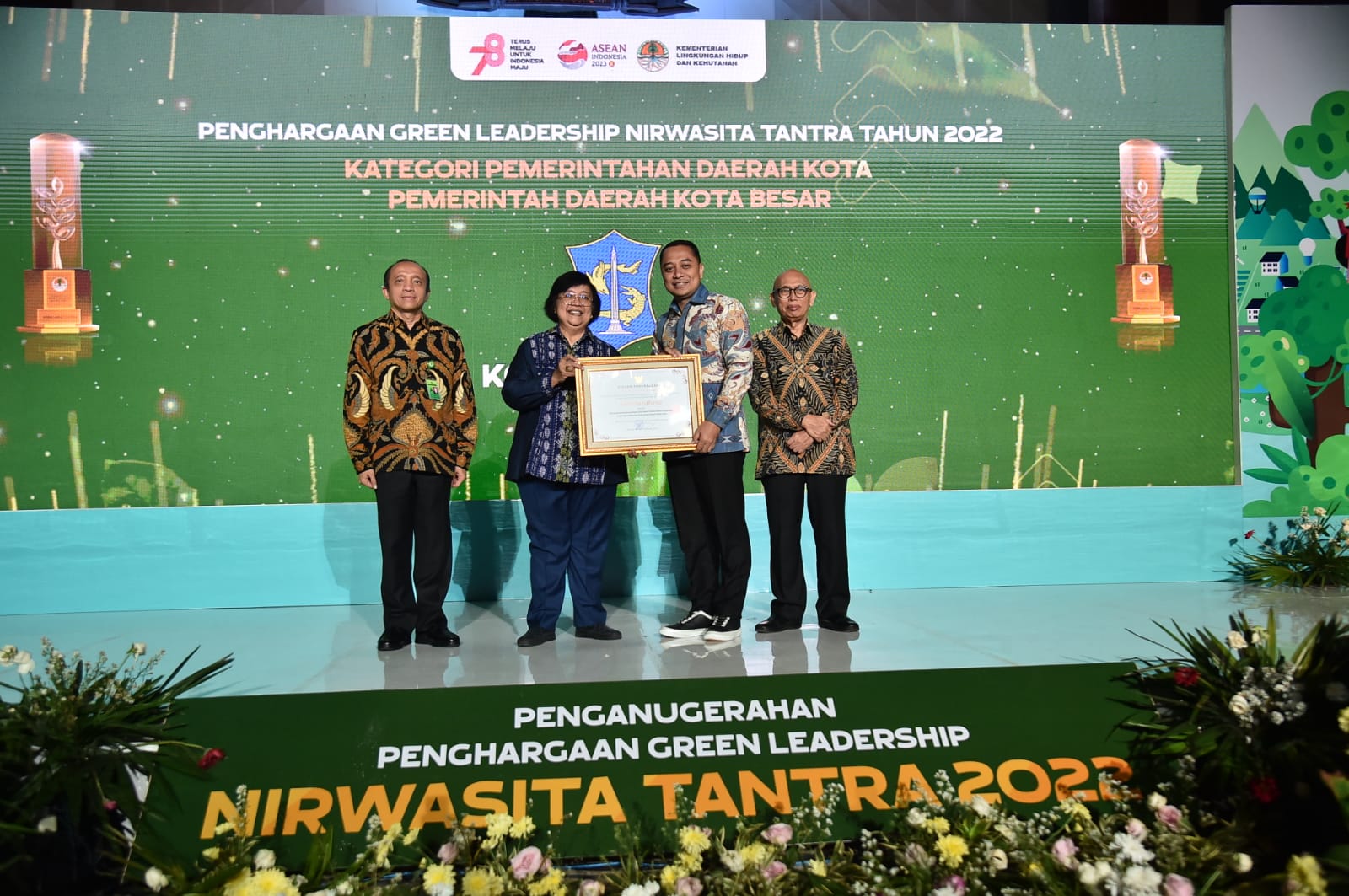 Menteri Lingkungan Hidup dan Kehutanan Siti Nurbaya kepada Wali Kota Surabaya Eri Cahyadi dalam acara yang berlangsung di Auditorium Dr. Ir. Soedjarwo, Gedung Manggala Wanabakti Kementerian LHK, Jakarta, Selasa (29/8/2023).