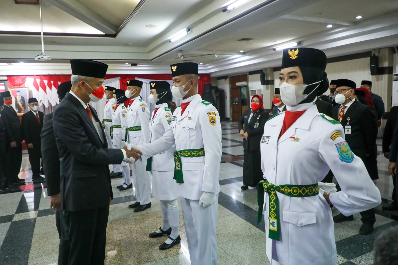 Gubernur Jawa Tengah Ganjar Pranowo saat Upacara Pengukuhan Pasukan Pengibar Bendera Pusaka (Paskibraka) Tahun 2022 Provinsi Jawa Tengah di Grhadhika Bhakti Praja, kompleks Kantor Gubernur Jateng di Kota Semarang, Senin (15/8/2022) 