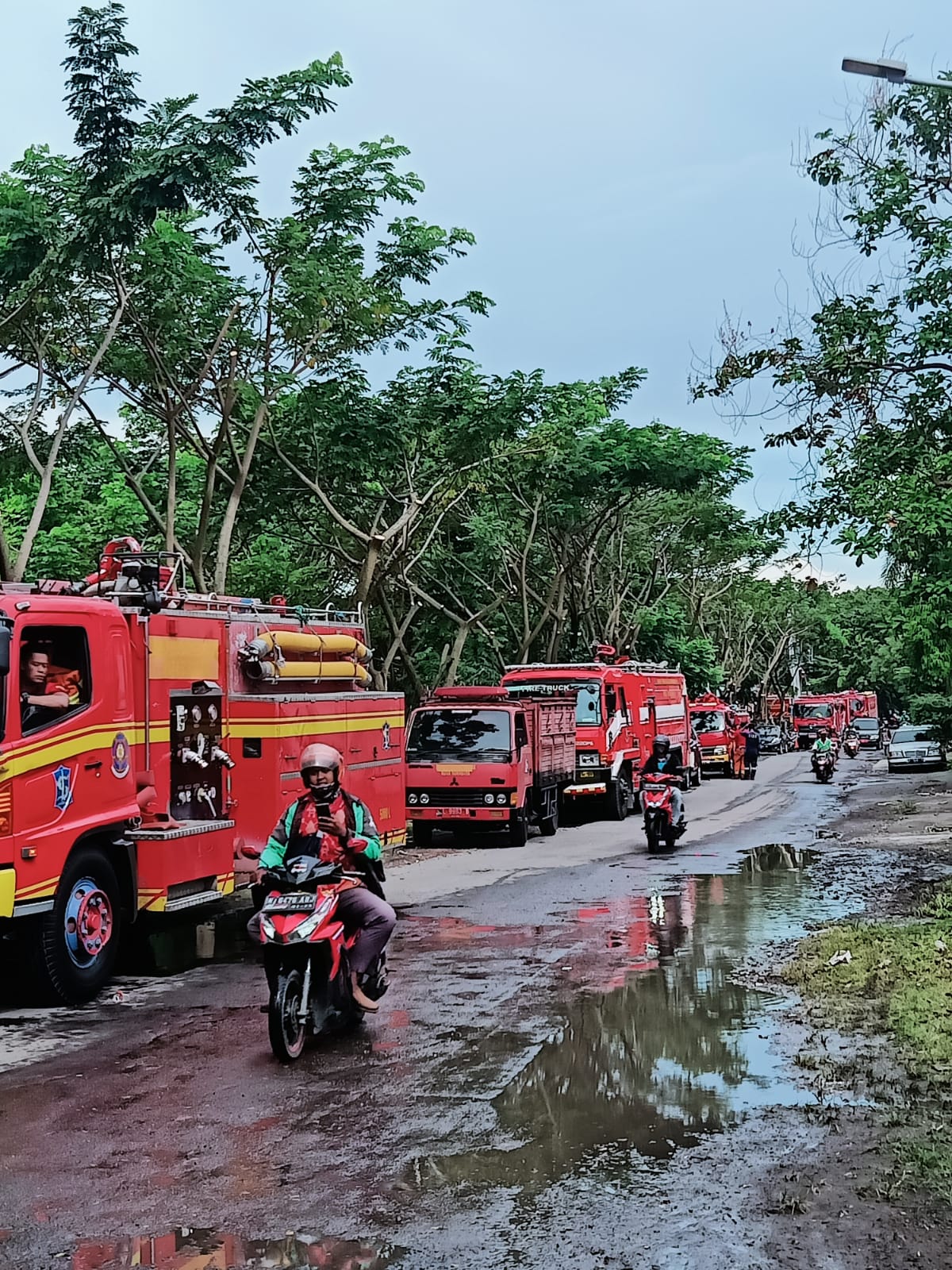 Pemkot melalui Dinas Pemadam Kebakaran dan Penyelamatan (DPKP) langsung bergerak cepat. Langkah taktis pun dilakukan dengan mengerahkan belasan unit mobil Pemadam Kebakaran (Damkar) untuk menyedot genangan air agar segera surut. 