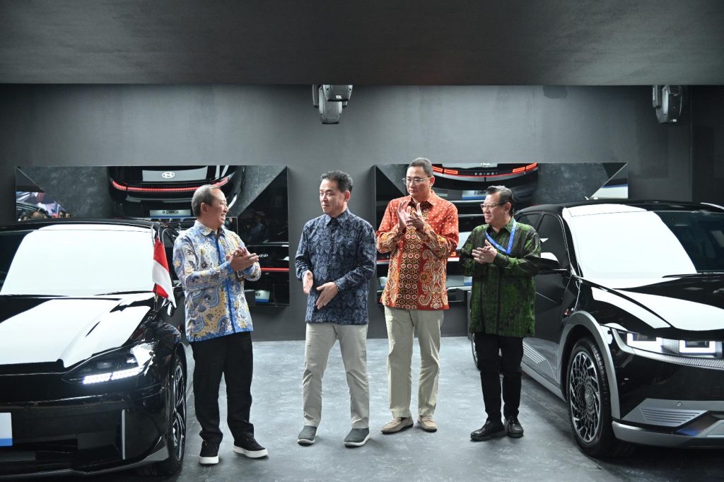 Serah terima 346 unit IONIQ 5 dan IONIQ 6 dari PT HMID ke Kemensetneg, Jumat (11/08/2023), di GIIAS 2023, Tangerang, Banten. (Foto: Humas Kemensetneg)