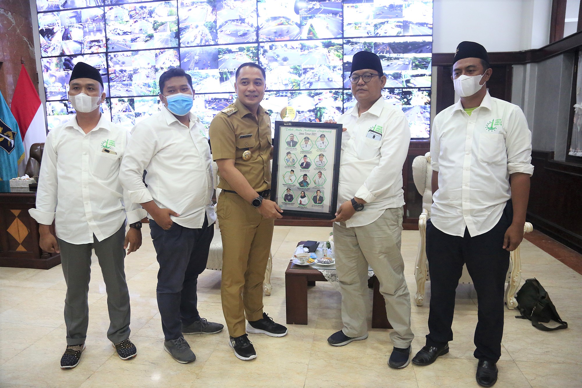 Wali Kota Surabaya, Eri Cahyadi menerima penghargaan Tokoh Muda Nahdliyin Inspiratif Jawa Timur Tahun 2021 