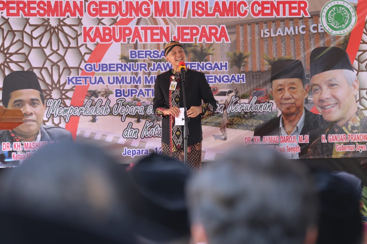 Gubernur Jawa Tengah Ganjar Pranowo saat meresmikan Gedung Islamic Center dan Kantor MUI Kabupaten Jepara, Kamis (12/5/2022).