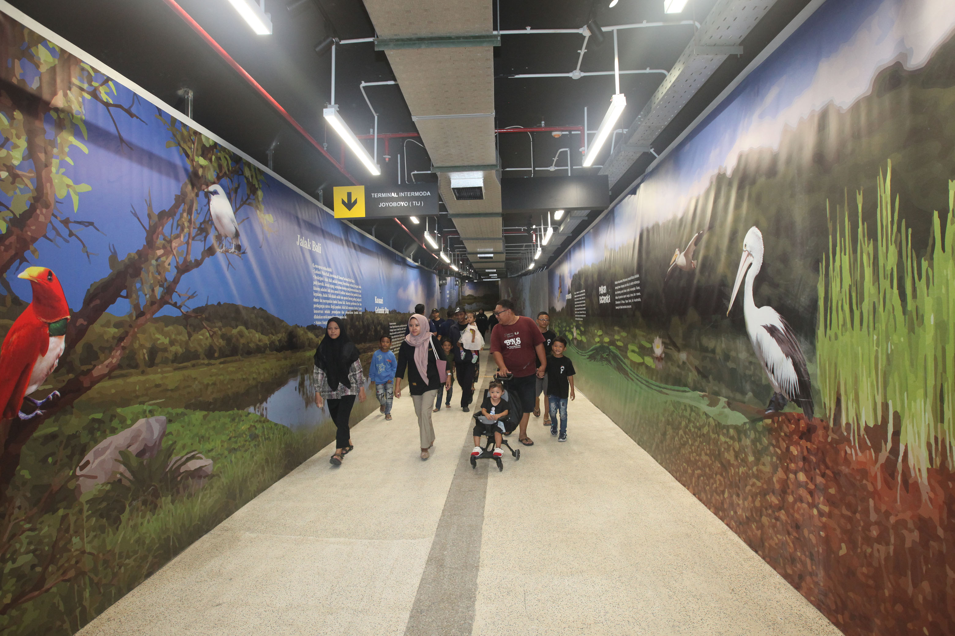 Pemerintah Kota Surabaya meresmikan terowongan pejalan kaki yang menghubungkan Terminal Intermoda Joyoboyo (TIJ) dengan Kebun Binatang Surabaya (KBS), Senin (23/12/2024). 