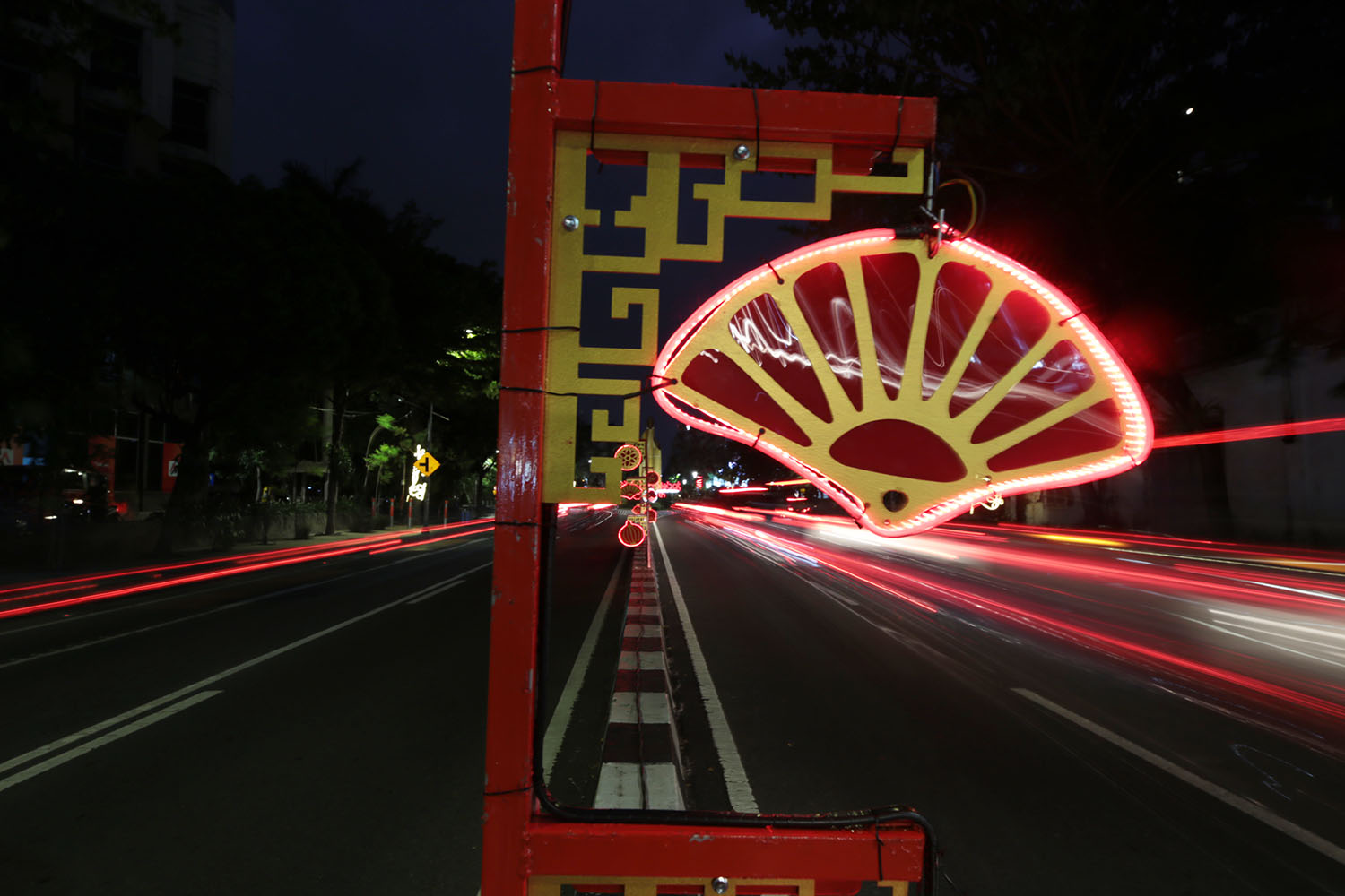 Pemkot Surabaya mulai melakukan pemasangan ornamen khas pecinan menjelang perayaan Tahun Baru Imlek 2023.