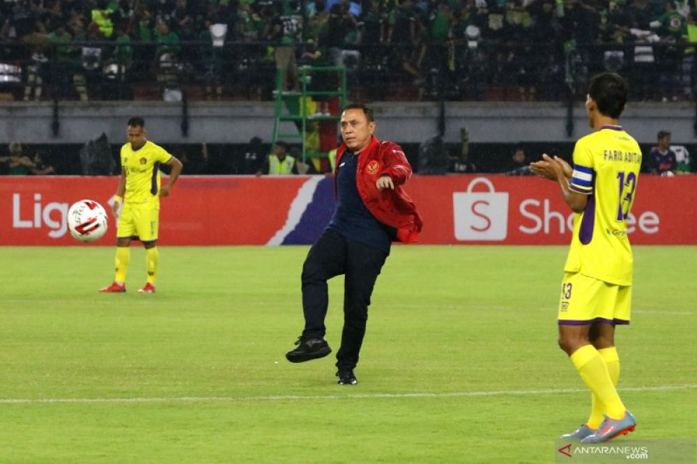Ketua Umum PSSI Mochamad Iriawan (kedua kiri) menendang bola tanda dimulainya pertandingan Persebaya melawan Persik pada pertandingan Liga 1 2020 di Stadion Gelora Bung Tomo, Surabaya, Jawa Timur, Sabtu (29/2/2020). ANTARA FOTO/Didik Suhartono/aww. (ANTAR