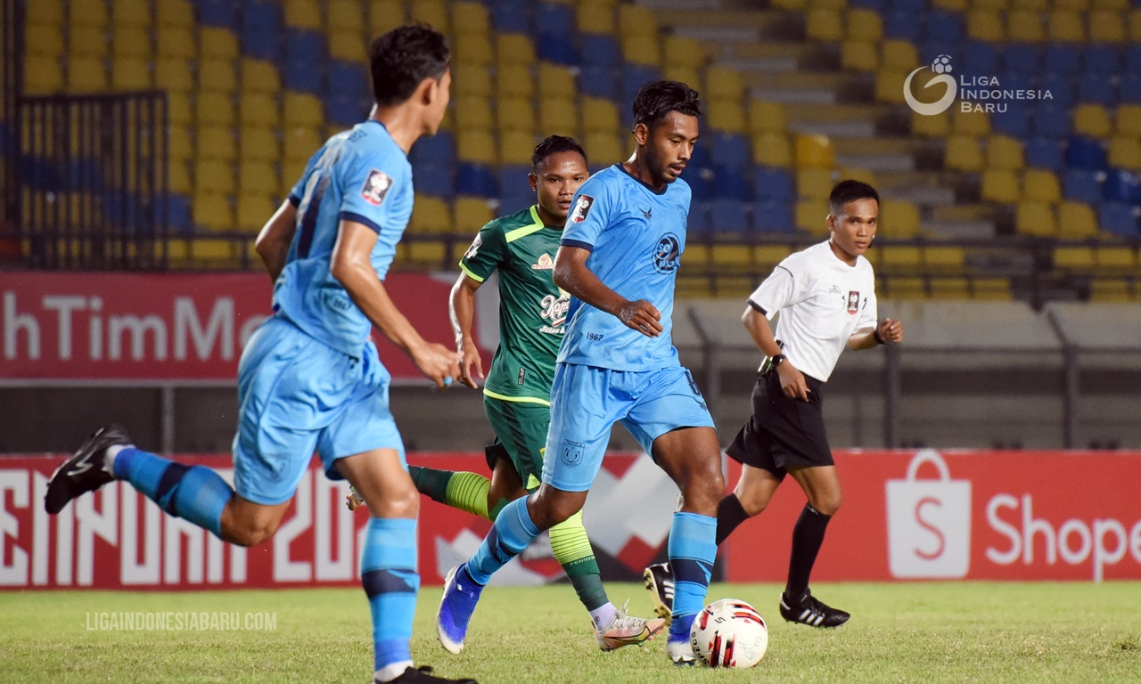 Gelandang Persela Syahroni membawa bola dalam pertandingan melawan Persebaya. LIB