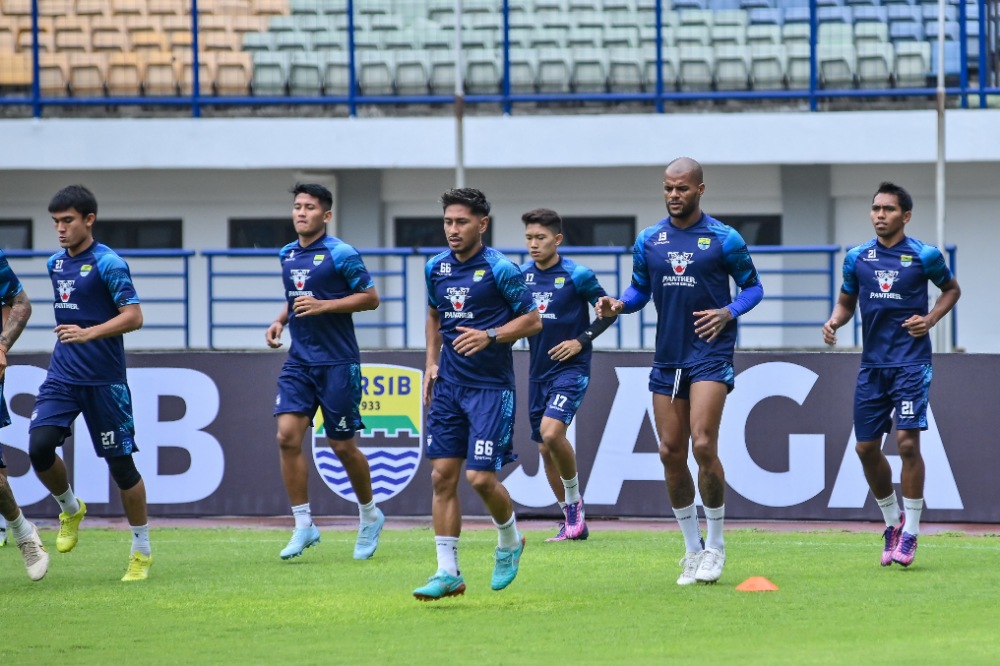 Pesepakbola Persib Bandung  saat latihan