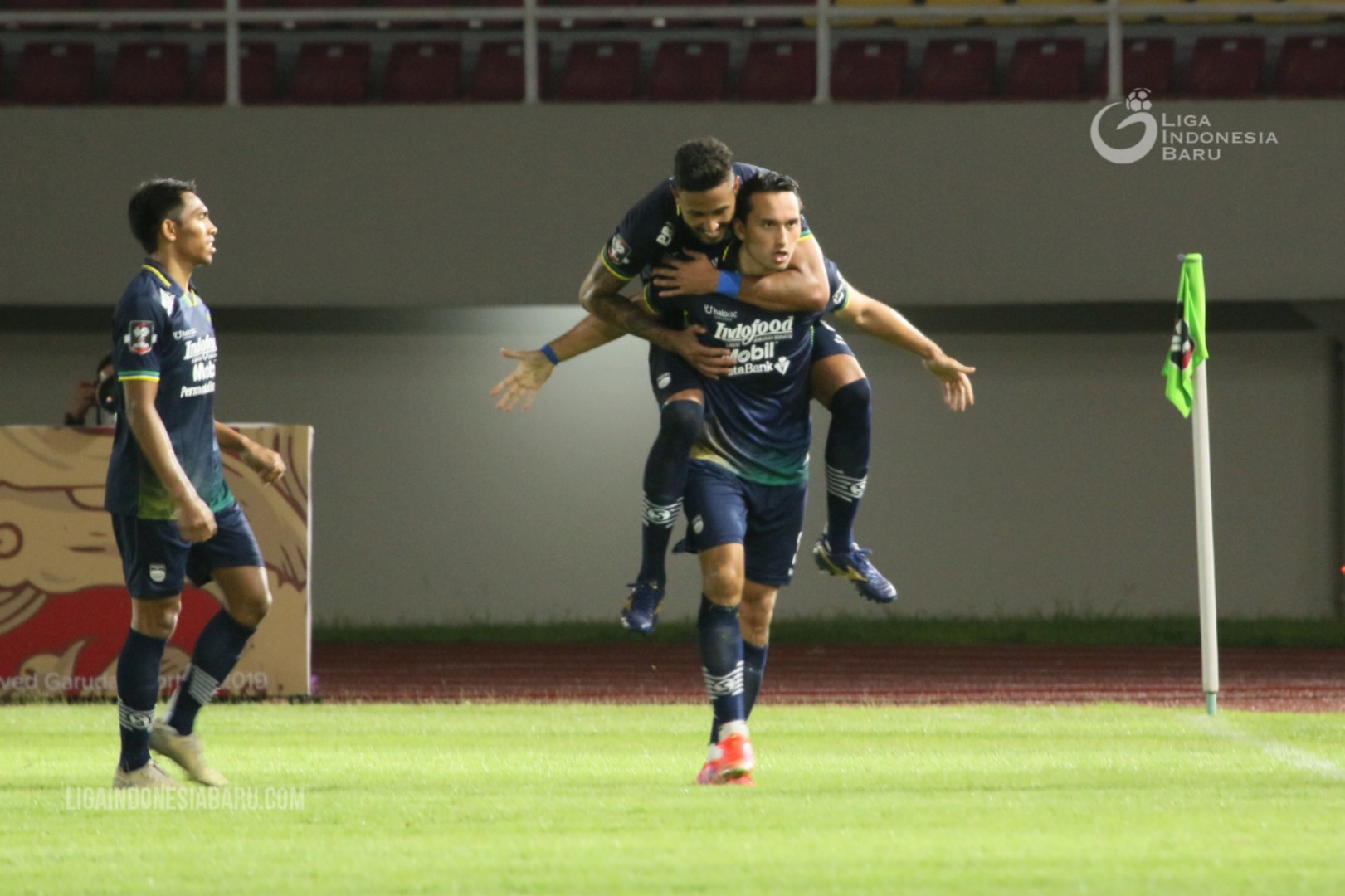 Ezra Walian merayakan gol ke gawang PS Sleman. LIB