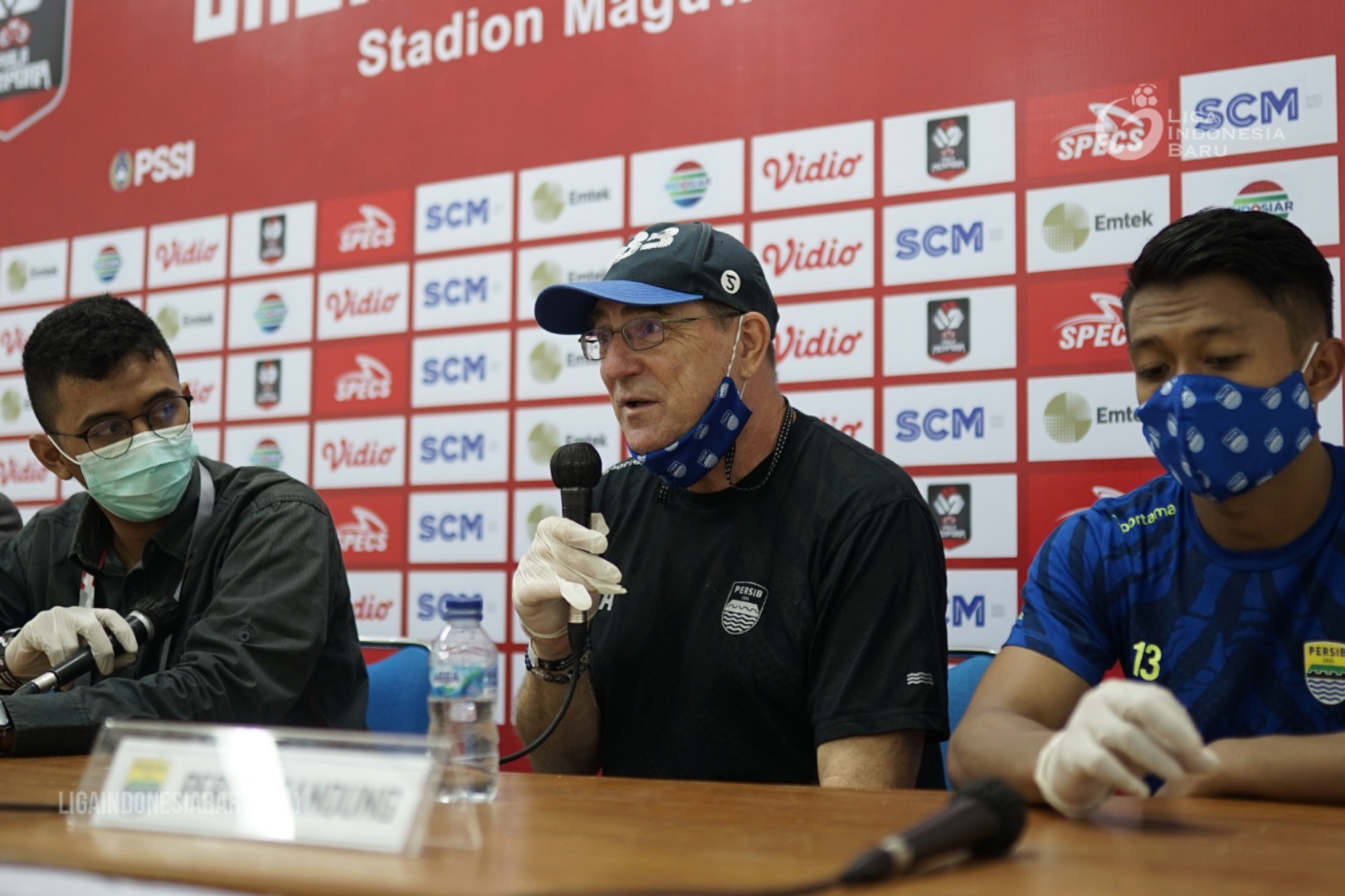Robert Albert dalam sesi press conference. LIB