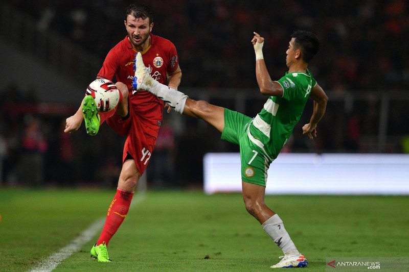 Arsip foto - Pemain Persija Jakarta Marco Motta (kiri) berebut bola dengan pemain Geylang International FC Amy Recha dalam laga persahabatan di Stadion Utama Gelora Bung Karno, Jakarta, Minggu (23/2/2020). ANTARA FOTO/Sigid Kurniawan/foc. (ANTARA FOTO/SIG