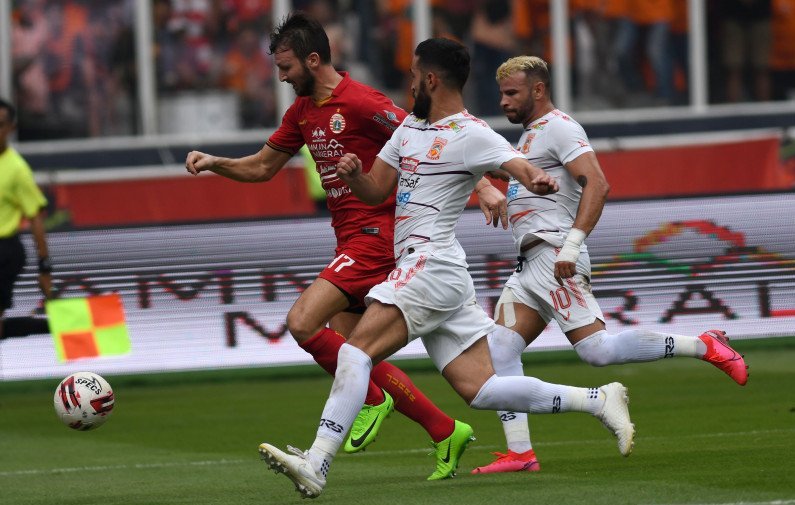 Pemain Persija Jakarta Marco Motta (kiri) berebut bola dengan pemain Borneo FC Fransisco Torres (kedua kanan) dan Diogo Campos dalam pertandingan pekan pertama Shopee Liga 1 2020 di Stadion Utama Gelora Bung Karno (SUGBK), Jakarta, Minggu (1/3/2020). ANTA