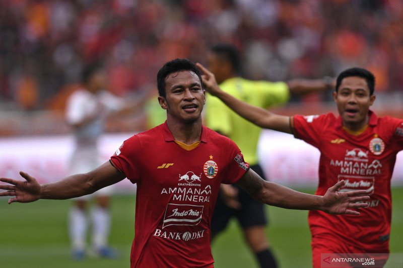 Pemain Persija Jakarta Osvaldo Haay (kiri) dan Evan Dimas saat pertandingan Liga 1 2020 di Stadion Utama Gelora Bung Karno (SUGBK), Jakarta, Minggu (1/3/2020). (ANTARA FOTO/ADITYA PRADANA PUTRA)

