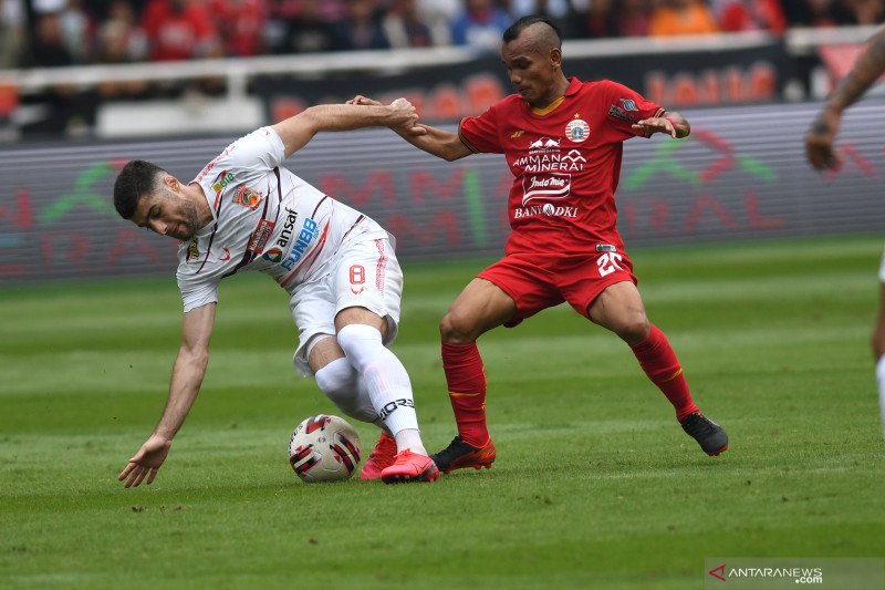 
Pemain Persija Jakarta Riko Simanjuntak (kanan) berebut bola dengan pemain Borneo FC Muriddin Davronov dalam pertandingan pekan pertama Shopee Liga 1 2020 di Stadion Utama Gelora Bung Karno (SUGBK), Jakarta, Minggu (1/3/2020). ANTARA FOTO/Aditya Pradana
