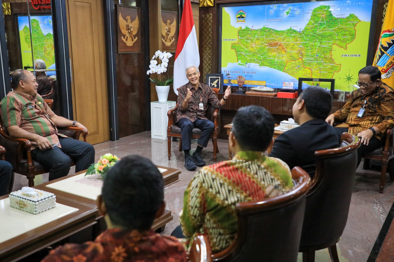 Gubernur Jawa Tengah Ganjar Pranowo saat menemui  Executive GM Pertamina Patra Niaga Jawa Bagian Tengah, Aji Anom Purwasakti di kantornya, Selasa (11/4/2023)