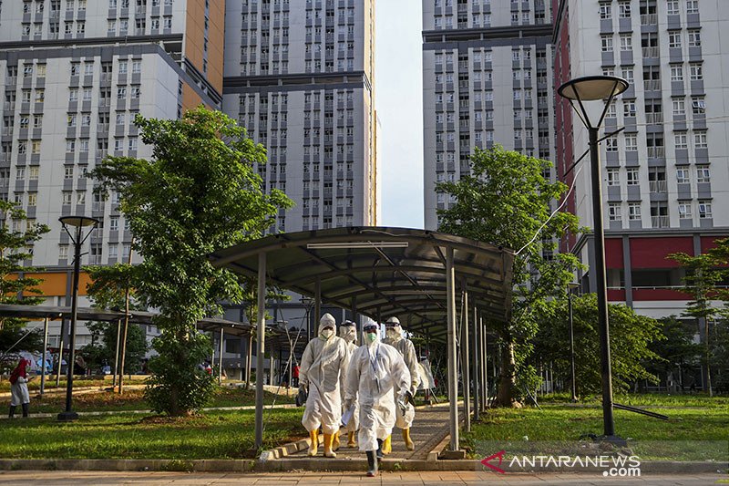 dok/Sejumlah petugas tenaga kesehatan bersiap untuk didekontaminasi usai bertugas di Rumah Sakit Darurat COVID-19 Wisma Atlet Kemayoran di Jakarta, Kamis (12/11/2020). ANTARA FOTO/M Risyal Hidayat/nz. (ANTARA FOTO/M RISYAL HIDAYAT)