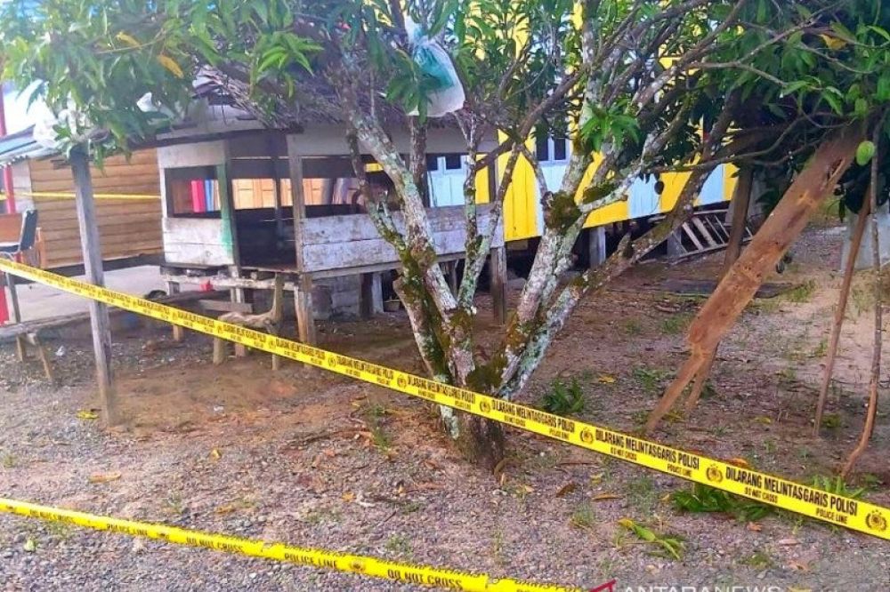 Polisi mengamankan lokasi penggranatan di sebuah kompleks rumah seorang Anggota DPRK Aceh Barat, Ahmad Yani, di Desa Alue Perman, Kecamatan Woyla Barat, Kabupaten Aceh Barat, Senin (8/6). (ANTARA/HO-Dok. Pribadi)