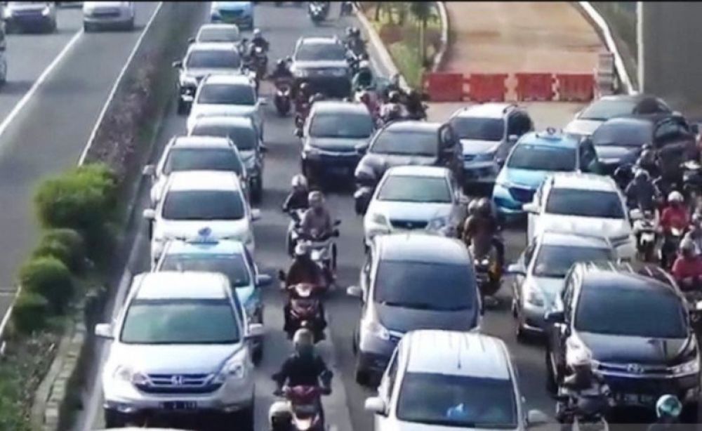 Lalu lintas Jalan MT Haryono Cawang, Jakarta Timur mengalami kemacetan, Senin (8/6/2020) pagi di hari pertama pembukaan kembali perkantoran di Jakarta. (ANTARA/Andi Firdaus)