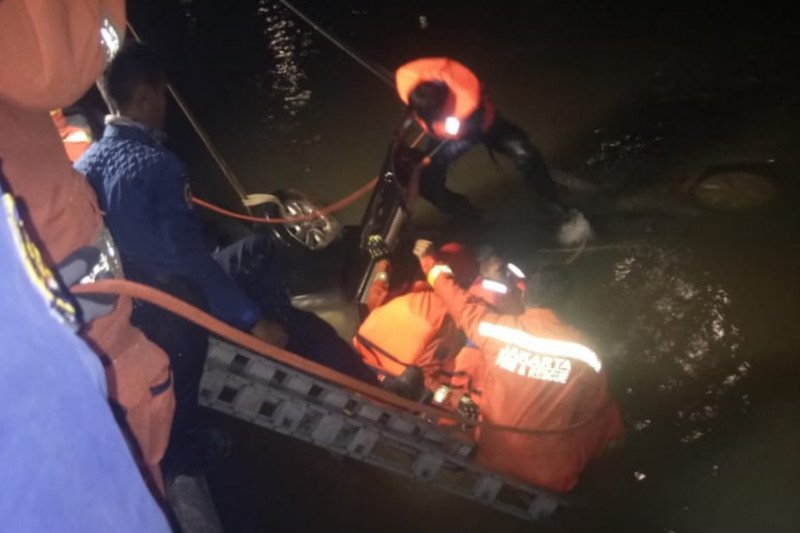 Petugas Damkar Jakarta Timur mengevakuasi bangkai minibus yang terjun ke Sungai Kalimalang, Sumber Artha, Bekasi Barat, Kota Bekasi, Jawa Barat, Jumat (10/7/2020). (ANTARA/HO-Damkar Jaktim).

