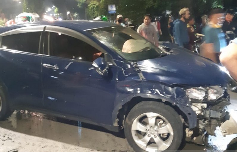 Honda HRV biru tua B 97 ARP yang dikendarai seorang mahasiswi menabrak dua orang hingga tewas dan satu lainnya luka parah di Jalan DI Panjaitan, Jakarta Timur, Rabu (15/7/2020) dini hari. (ANTARA/HO-Laka lantas Jaktim).
