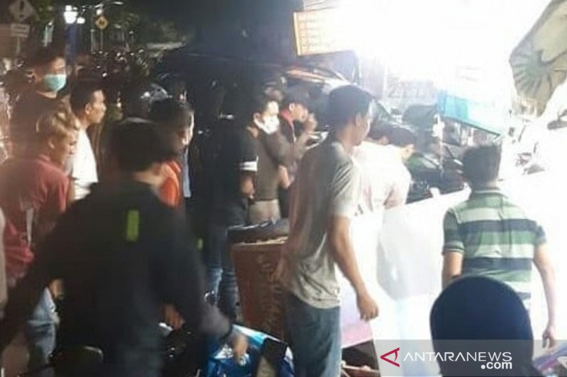Warga berkerumun di lokasi kejadian kecelakaan lalu lintas yang melibatkan pengendara mobil SUV dengan sejumlah motor dan kios pedagang di Jalan Kalisari Raya, Kecamatan Pasar Rebo, Jakarta Timur, Senin (5/10/2020) malam. (ANTARA/HO-@kabarpasarrebo)
