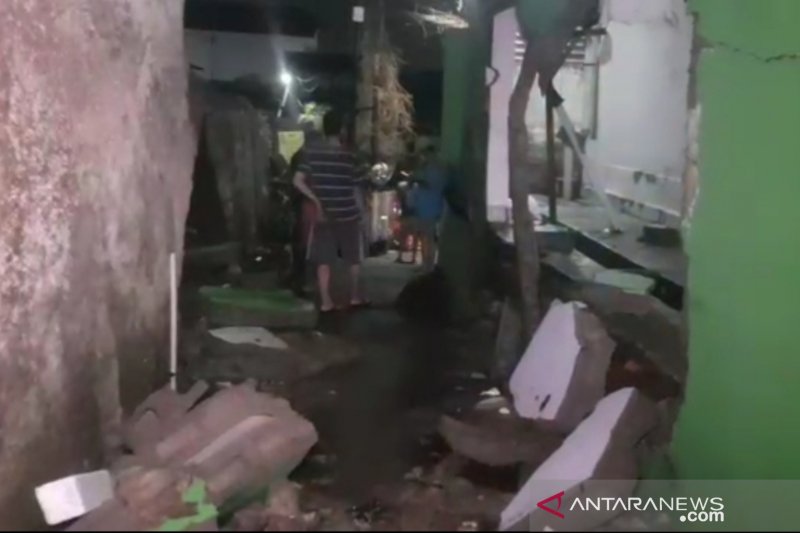Warga melintas di depan lokasi tembok roboh PT Khong Guan yang memicu banjir di RW08 Kelurahan Ciracas, Kecamatan Ciracas, Jakarta Timur, Sabtu (10/10/20). (ANTARA/HO-Kelurahan Ciracas).
