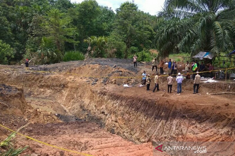 Lokasi tambang ilegal yang menewaskan 11 orang di Desa Tanjung Lalang Muara Enim dipasangi garis polisi, Kamis (23-10-2020). ANTARA/HO

