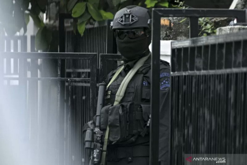 Personel Detasemen Khusus 88 Antiteror Kepolisian Indonesia. (ANTARA FOTO/Ariesanto)