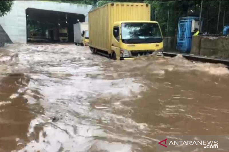 Pengendara mobil boks ekspedisi menerobos genangan air hujan di kolong Jembatan Cawang, Jakarta Timur, Jumat (19/2/2021). (ANTARA/HO-Sudin Perhubungan Jaktim)

