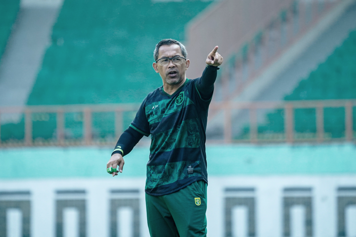 Aji Santoso memberikan instruksi pada sesu official training di stadion Wibawa Mukti, Cikarang pagi tadi. (Persebaya)