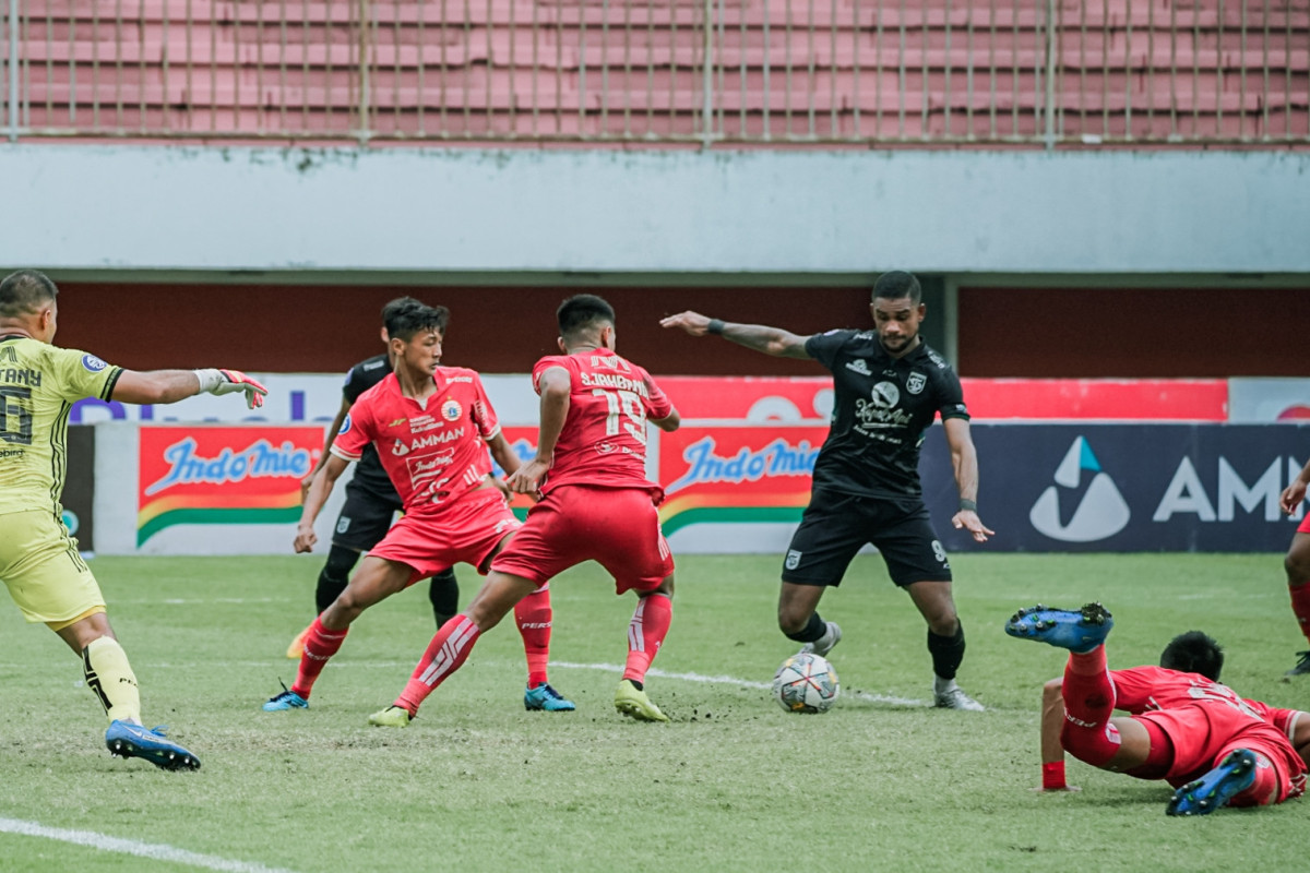 Silvio Junior melepaskan tendangan di tengah kemelut. (Persebaya)