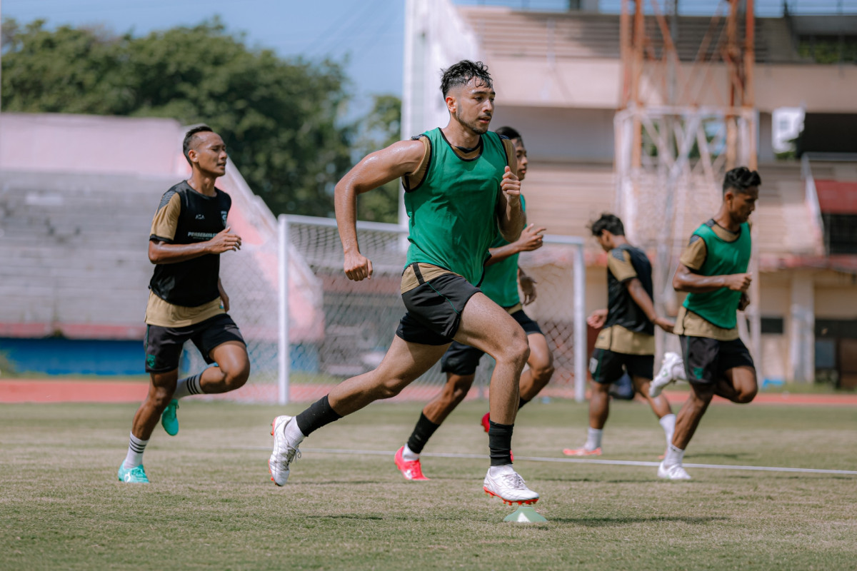 George Brown dalam sesi latihan Persebaya