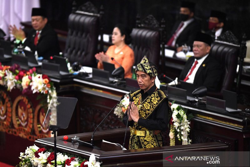 Presiden Joko Widodo memberikan pidato dalam rangka penyampaian laporan kinerja lembaga-lembaga negara dan pidato dalam rangka HUT ke-75 Kemerdekaan RI pada sidang tahunan MPR dan Sidang Bersama DPR-DPD di Komplek Parlemen, Senayan, Jakarta, Jumat (14/8/2