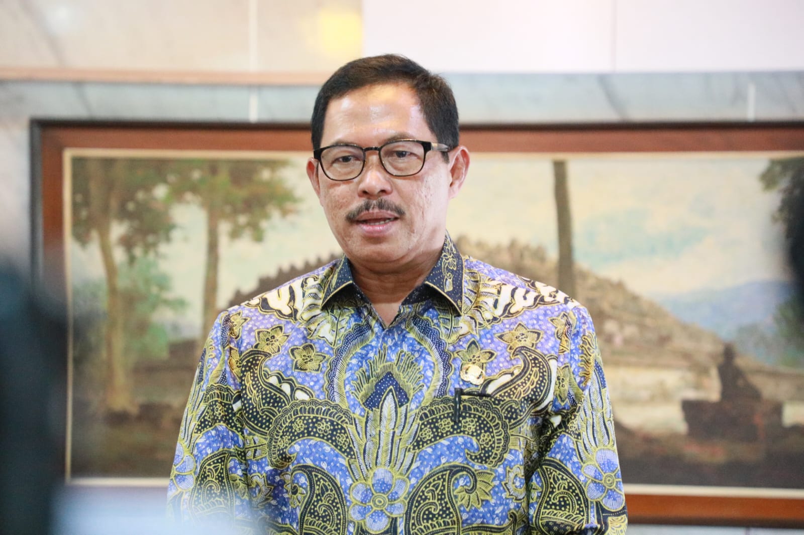 Penjabat (Pj) Gubernur Jawa Tengah Nana Sudjana saat mengumumkan Upah Minimum Kabupaten/ Kota (UMK) 2024, Kamis (30/11/2023)