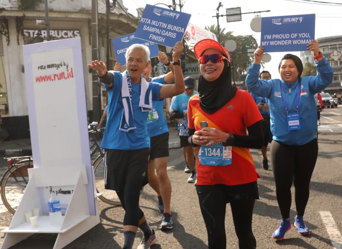 Gubernur Jawa Tengah Ganjar Pranowo saat mengikuti lari 10K Pocari Sweat Run Indonesia 2022 di Bandung, Minggu (24/7) 