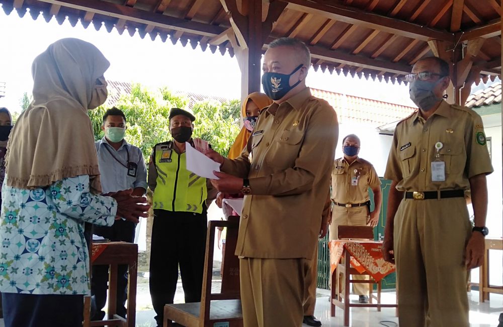 Penyerahan BLT APBD pertama di Balai Desa Patalan, Jetis, Bantul (Foto: HMP/Daru)