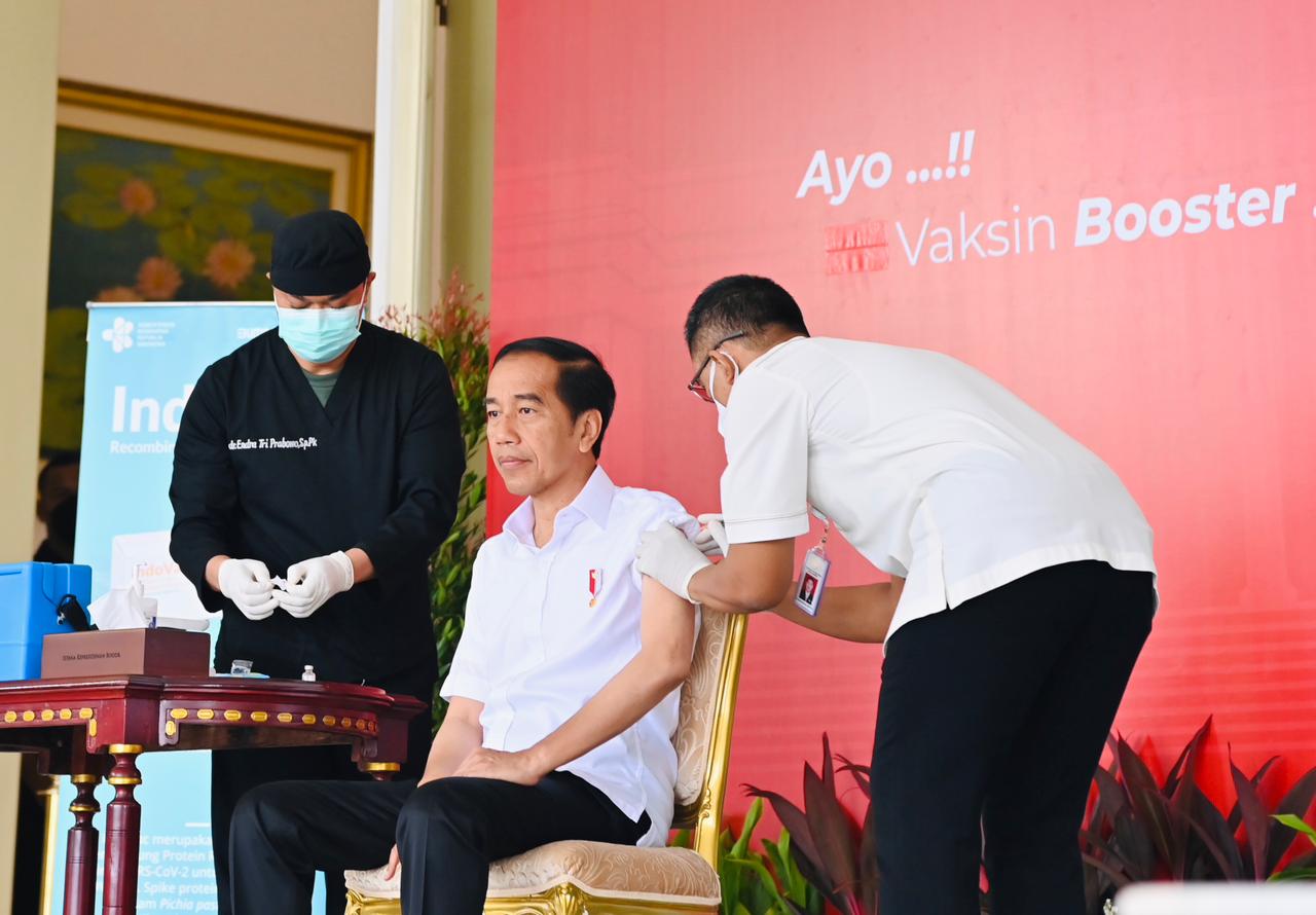 Presiden Joko Widodo melakukan vaksinasi Covid-19 penguat kedua yang digelar di halaman Istana Kepresidenan Bogor, Jawa Barat, pada Kamis, 24 November 2022. Foto: BPMI Setpres/Lukas