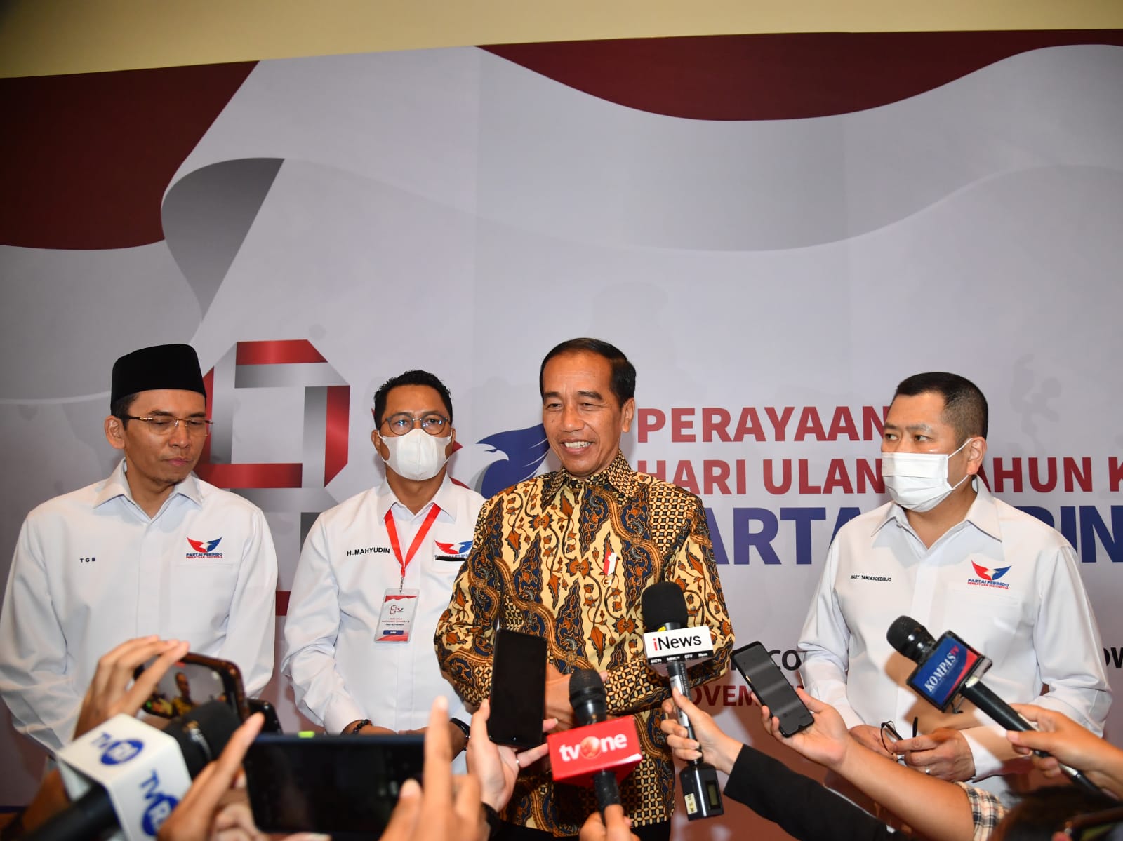 Presiden Joko Widodo menyampaikan keterangannya kepada awak media usai menghadiri acara Hari Ulang Tahun (HUT) ke-8 Partai Persatuan Indonesia (Perindo) yang digelar di Jakarta Concert Hall, iNews Tower, Jakarta, pada Senin, 7 November 2022. Foto: BPMI Se