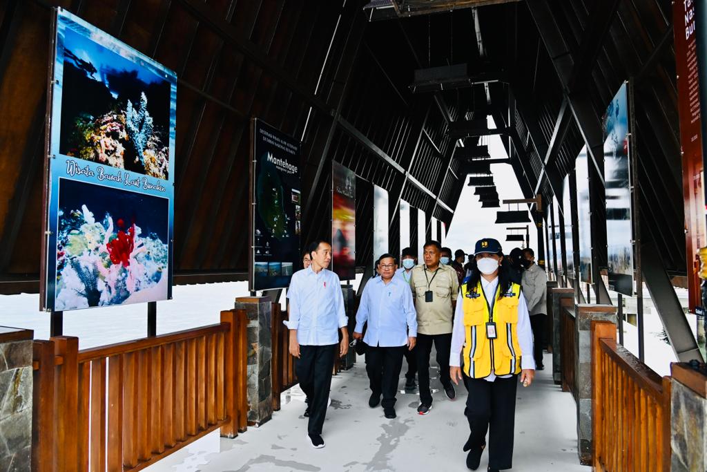 Presiden  Jokowi didampingi Seskab Pramono Anung dan Menteri PUPR Basuki Hadimuljono meninjau Kawasan Wisata Bunaken, Jumat (20/01/2023), di Pulau Bunaken, Sulawesi Utara. (Foto: BPMI Setpres/Laily Rachev)