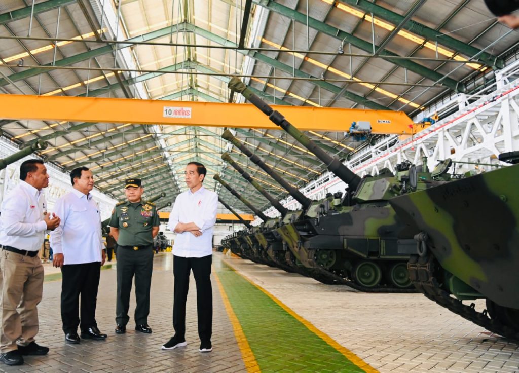 Presiden Jokowi berkunjung ke PT Pindad (Persero) di Kota Bandung, Provinsi Jawa Barat pada Selasa (19/09/2023). (Foto: BPMI Setpres/Laily Rachev)

