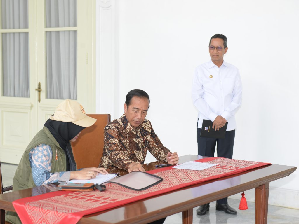 Presiden Jokowi mengikuti proses coklit data pemilih dalam rangka Pilkada serentak tahun 2024 di Istana Merdeka, Jakarta, Rabu (24/07/2024). (Foto: BPMI Setpres)

