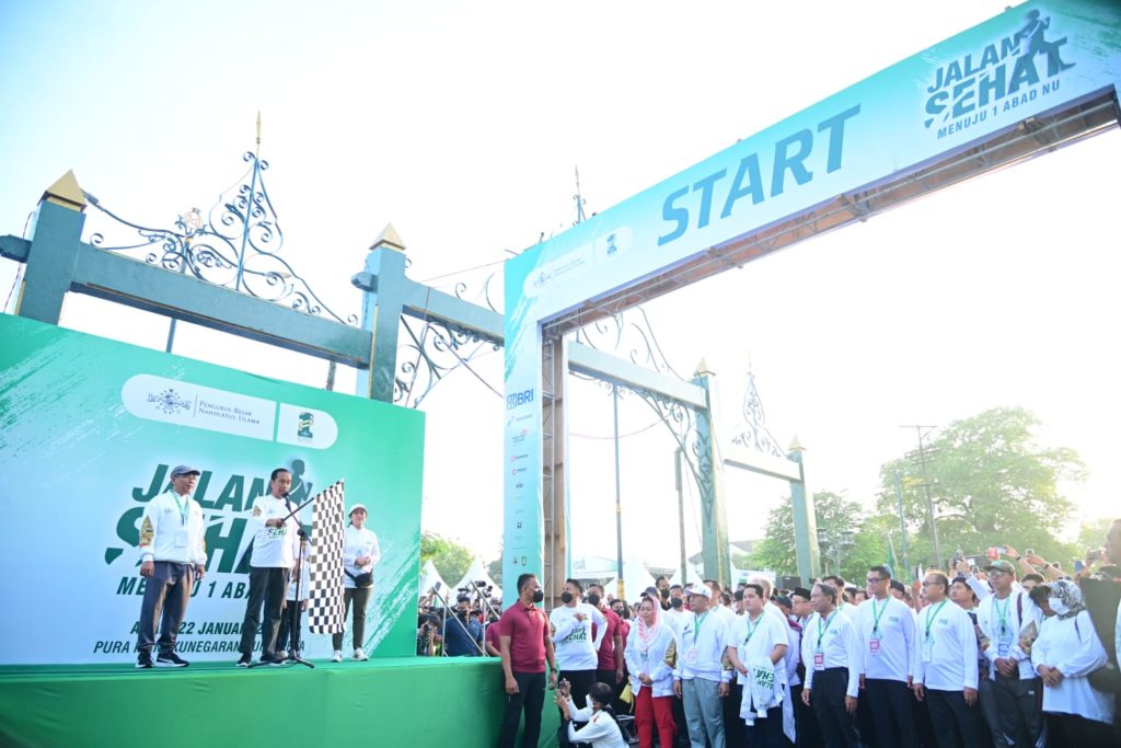 Presiden Jokowi  membuka kegiatan jalan sehat dalam rangka menyongsong 1 abad NU, di Kota Surakarta, Jawa Tengah, Minggu (22/01/2023). (Foto: BPMI Setpres/Muchlis Jr)


