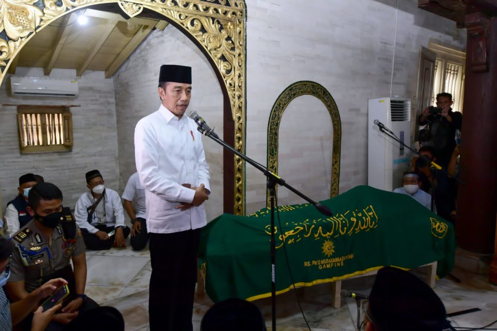 Presiden Joko Widodo menyampaikan sambutan dalam prosesi penghormatan terakhir atas wafatnya Buya Syafii Maarif di Masjid Gedhe Kauman, Yogyakarta, pada Jumat, 27 Mei 2022. Foto: BPMI Setpres/Muchlis Jr.