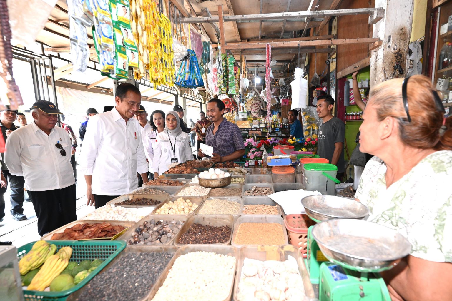 Presiden RI Joko Widodo (Jokowi) mengunjungi Pasar Kawat, Kota Tanjungbalai, Provinsi Sumatra Utara, pada Kamis (14/03/2024). 