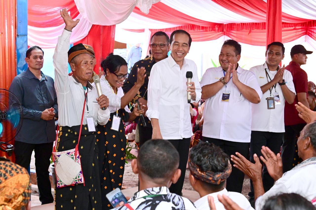 Presiden Jokowi mengunjungi Kompleks Pergudangan Danga, Kabupaten Nagekeo, NTT, Selasa (05/12/2023). (Foto: BPMI Setpres/Muchlis Jr)