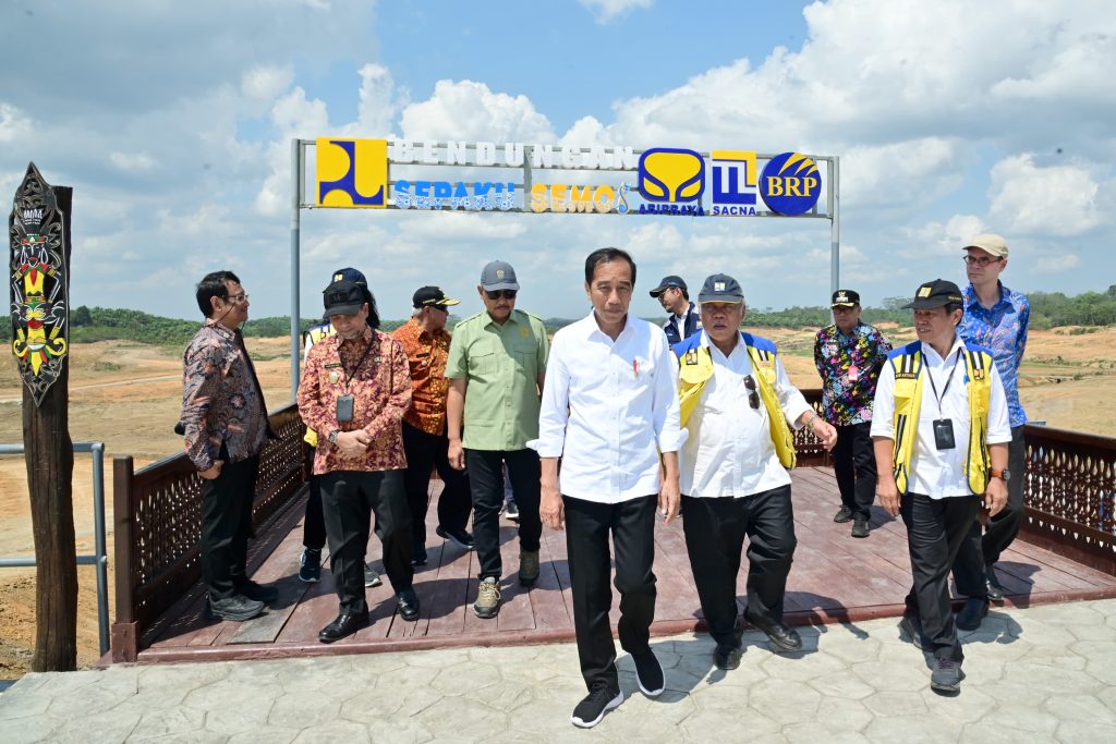 Presiden Jokowi saat meninjau impounding di Bendungan Sepaku Semoi, Kabupaten Penajam Paser Utara, Kalimantan Timur, Kamis (21/09/2023). (Foto: BPMI Setpres/Muchlis Jr)


