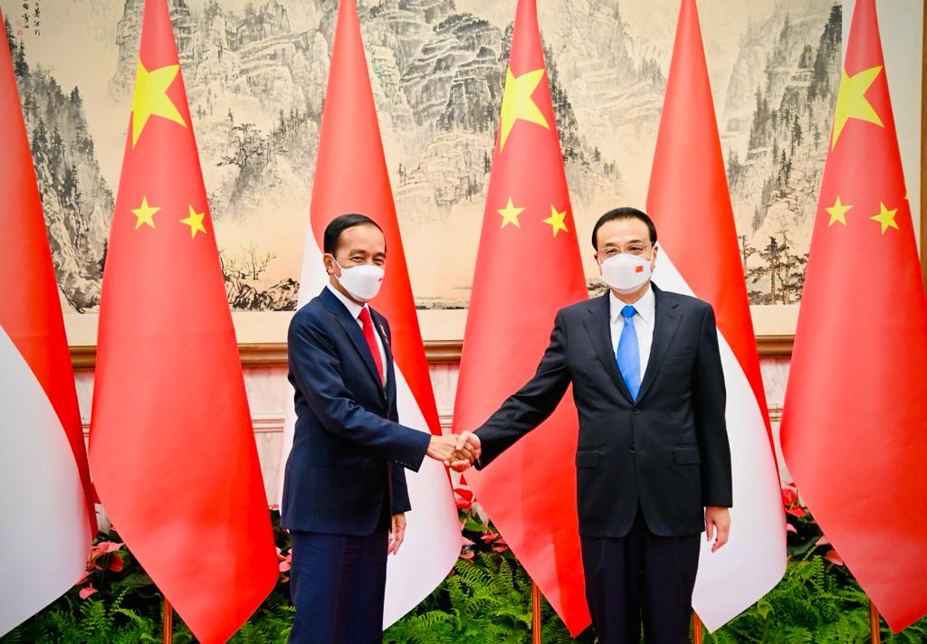 Presiden Jokowi saat melakukan pertemuan bilateral dengan Perdana Menteri RRT (Premier) Li Keqiang di Villa 5, Diaoyutai State Guesthouse, Beijing, Selasa (26/07/2022) sore. (Foto: BPMI Setpres/Laily Rachev)