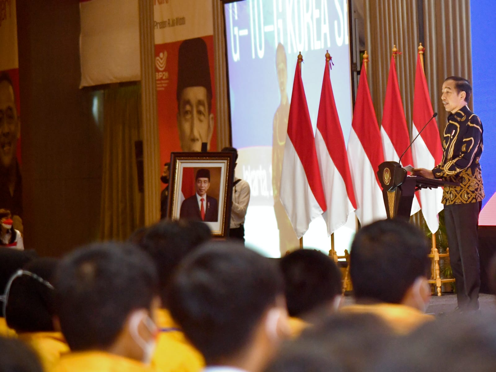 Presiden Joko Widodo melepas pekerja migran Indonesia (PMI) skema government to government (G to G) ke Korea Selatan di Hotel El Royale, Jakarta, pada Senin, 17 Oktober 2022. 