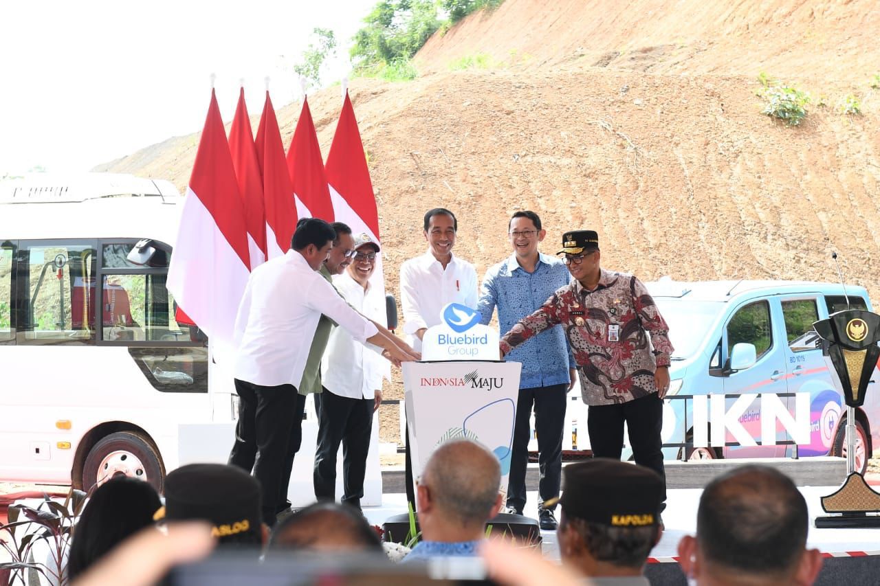 Presiden Jokowi meluncurkan transportasi ramah lingkungan Blue Bird Group, Kamis (21/12/2023) di IKN, Penajam Paser Utara, Kalimantan Timur. (Foto: BPMI Setpres/Muchlis Jr)